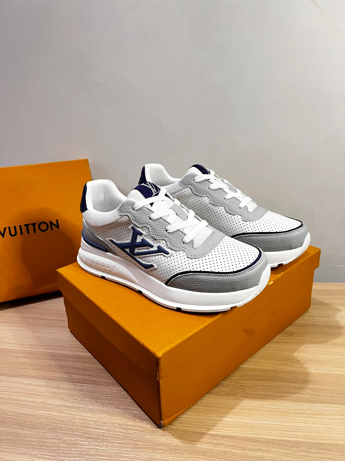 Factory price: 438💰LV men's classic casual sneakers. This sneaker is made of soft cow leather and has a classic logo. The classic logo shapes the elegant upper. The thick yet lightweight rubber outsole is embossed with the Louis Vuitton logo. The padded insole and technical lining once again upgrade the comfort experience. The calfskin lining imported from Italy is high-end and comfortable, and the original outsole is light and wear-resistant! Purely handmade, details determine quality! Size: 38-45, customized 45